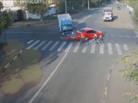ロシアで車2台が事故、難を逃れた自転車の奇跡［動画］ 画像