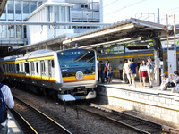 南武線E233系、営業運転を前に登戸駅で展示会 画像