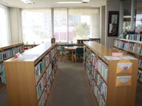 端末で蔵書検索、貸出はISBNコードで管理…図書館が無人になる日 画像