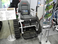 【福祉機器展14】キャタピラー付電動車椅子、雪上や悪路も走行可能 画像