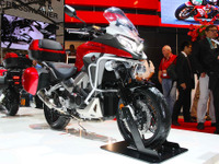 【インターモト14】ホンダ、新型アドベンチャー VFR800X 公開…CBR300R も新顔に 画像