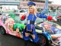 雨にも負けないコスプレイヤー…痛Gふぇすたでのコスプレ×痛車コラボ［写真蔵］ 画像