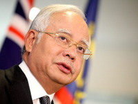 マレーシア首相の顔写真をスリッパで陵辱、写真公開の男を逮捕 画像