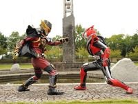 今度は仮面ライダー「ルパン」!?　ピース綾部が変身 画像