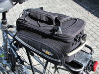 ゴムロープが襲いかかる！…自転車乗車時、荷物をどう運ぶ？ 画像