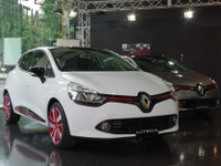 ルノー ルーテシア クレール 発売…パノラミックルーフ初採用、“赤”がポイントの限定車 画像