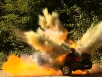 BMW X5 の中国製コピー車、怒れるオーナーが大胆に破壊［動画］ 画像