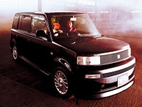 スーパー駐車場で『bB』炎上、幼児3人が重体 画像