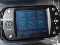 【東京オートサロン06】ダッシュボードの上に載せて使えるお手軽ナビ 画像