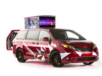 【SEMAショー14】トヨタのミニバン、シエナ が移動DJブースに…ルーフから巨大モニター出現 画像