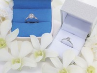 プロポーズも安心！ 彼女の指輪のサイズが分からなくても大丈夫な結婚指輪とは？ 画像