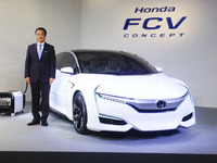 【ホンダ FCVコンセプト 発表】伊東社長「念には念を入れて」…投入は2015年度中に 画像