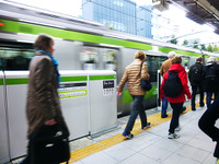 総武線に山手線車両、原宿駅に大勢のガードマン…山手線世代交代の波 画像