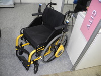 【産業交流展14】約半分の力で前進できるレバー式車いすを開発…イー・アーム 画像