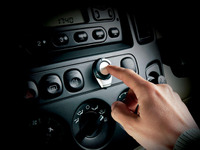 ノキア、Bluetooth採用のハンズフリーカーキットを発売 画像