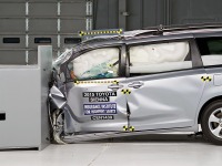 【IIHS衝突安全】トヨタ の北米向けミニバン、シエナ…スモールオーバーラップで最高評価 画像