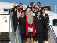 サンタクロースが飛行機でフィンランドから来日 画像