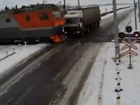 カザフスタンでトラックと列車が衝突…脱線事故に［動画］ 画像