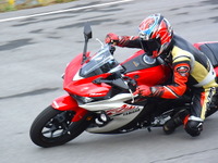 【ヤマハ YZF-R25 試乗】バイクの原点がここに、“使い倒せる”パワーと車体…和歌山利宏 画像