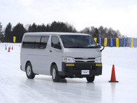 【ダンロップ WINTER MAXX SV01 氷上試乗】“商用向け”の先入観覆すグリップ力、ライフ1.5倍で財布にも優しい…斎藤聡 画像