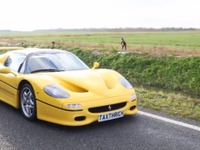 フェラーリ F50、水上のウェイクボーダー牽引に挑戦［動画］ 画像