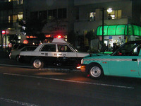 Uターンのパトカーと、直進のタクシーが衝突 画像