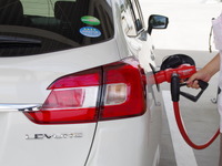 【新聞ウォッチ】原油急落、レギュラーガソリン130円台のセルフ店も出現 画像