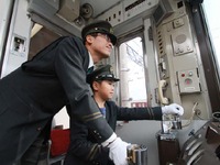 近鉄、青山町車庫で運転体験ツアーを実施 画像