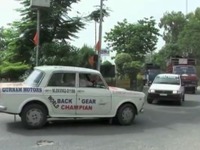 インドの仰天ドライバー、外出は10年以上リバース走行のみ［動画］ 画像