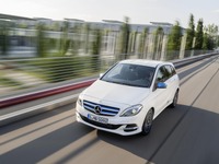 メルセデス Bクラス のEV、64%のCO2削減を認定…ガソリン車との比較 画像