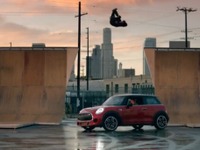 MINI ハッチバック 新型の頂点、「JCW」…伝説のスケートボーダーと競演［動画］ 画像