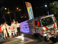 【ダカール15】開幕…数十万の観客の前に日野チームスガワラが登場 画像