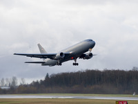 ボーイング、米空軍向けKC-46空中給油機の初飛行に成功 画像