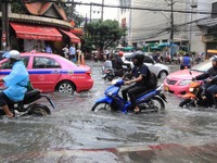 マレーシア、洪水被災地訪れる観光客が渋滞や救援活動の妨げに 画像
