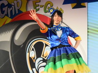 【東京オートサロン15】声優の村井理沙子さん「ハイブリッド車にE-Grip」アピール…日本グッドイヤー 画像