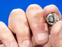 【CES15】ウェアラブル用モジュールの小型化加速…Bluetooth内蔵でもボタン大に 画像