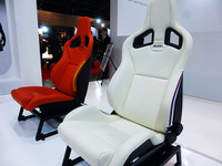 【東京オートサロン15】サイドストライプが特徴、レカロのフルカラーレザーシート 画像