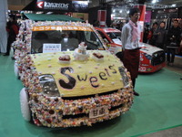 【東京オートサロン15】子どもに大人気、トヨタ東自大の“甘車”は女子力の結集 画像