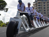 「世界一長い自転車」でギネスに挑戦、20人が乗ったとたんに… 画像