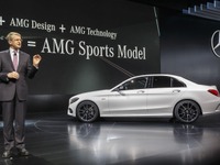 【デトロイトモーターショー15】メルセデス Cクラス 新型に367hpの「AMGスポーツ」…「C63」のDNAを継承 画像