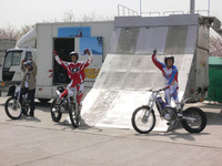 【東京モーターサイクルショー06】世界の成田らが華麗に---トライアルデモ 画像