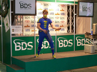 【東京モーターサイクルショー06】拍手喝采を浴びたBDSの大道芸 画像