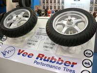 【東京モーターサイクルショー06】ビッグスクーター用タイヤ、タイから 画像