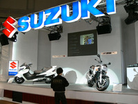 【東京モーターサイクルショー06】スズキ、お金使わず知恵と工夫で 画像
