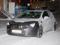 チャーミングなLEDで目ヂカラアップ!? 雪道走るオペル アストラ 新型 画像