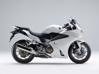 ホンダ、VFR800F に新色パールグレアホワイトを追加 画像