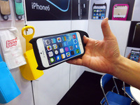 【ギフトショー15】ワンハンドで操作できるアイディア…通勤に最適なiPhoneカバー 画像
