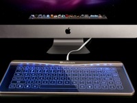 透明ガラスに、ブルーLEDで浮かび上がる幻想的なキーボード 画像
