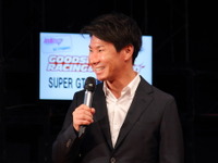 【SUPER GT】可夢偉「最終版のカラーリング楽しみ」…グッドスマイルレーシング発表会場に登場 画像