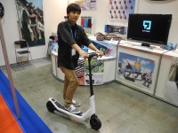 【ギフトショー15】最高速度18km/hの電動キックボード、5月から日本で発売 画像